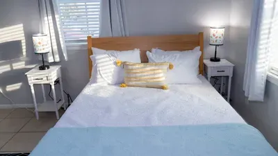Fun Retro Island Vibe * Sleeps 17 * Beach 1 block - image 91 of 190