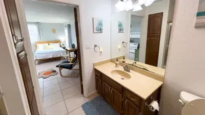 Fun Retro Island Vibe * Sleeps 17 * Beach 1 block - image 96 of 190