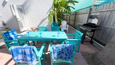 Fun Retro Island Vibe * Sleeps 17 * Beach 1 block - image 177 of 190