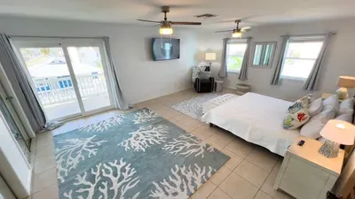Fun Retro Island Vibe * Sleeps 17 * Beach 1 block - image 107 of 190