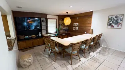Fun Retro Island Vibe * Sleeps 17 * Beach 1 block - image 66 of 190