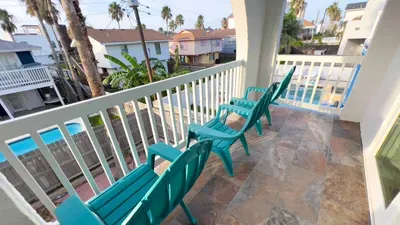 Fun Retro Island Vibe * Sleeps 17 * Beach 1 block - image 159 of 190