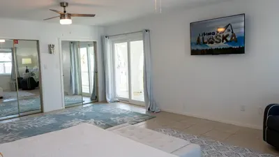 Fun Retro Island Vibe * Sleeps 17 * Beach 1 block - image 105 of 190