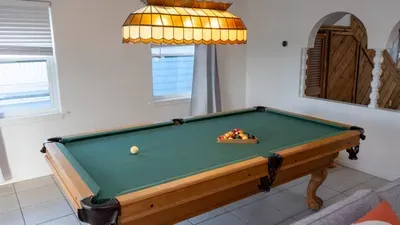 Fun Retro Island Vibe * Sleeps 17 * Beach 1 block - image 58 of 190