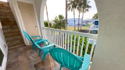 Fun Retro Island Vibe * Sleeps 17 * Beach 1 block - image 158 of 190