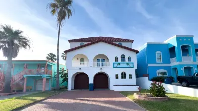 Fun Retro Island Vibe * Sleeps 17 * Beach 1 block - image 20 of 190