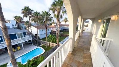 Fun Retro Island Vibe * Sleeps 17 * Beach 1 block - image 165 of 190
