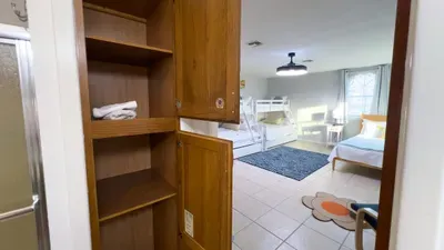 Fun Retro Island Vibe * Sleeps 17 * Beach 1 block - image 99 of 190