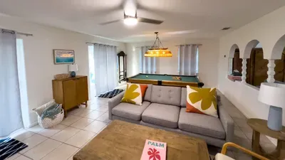 Fun Retro Island Vibe * Sleeps 17 * Beach 1 block - image 76 of 190