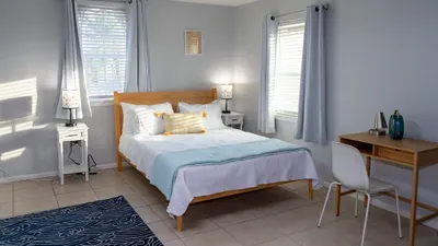 Fun Retro Island Vibe * Sleeps 17 * Beach 1 block - image 90 of 190