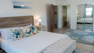 Fun Retro Island Vibe * Sleeps 17 * Beach 1 block - image 104 of 190