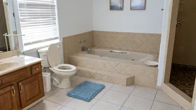Fun Retro Island Vibe * Sleeps 17 * Beach 1 block - image 17 of 190