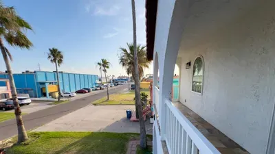 Fun Retro Island Vibe * Sleeps 17 * Beach 1 block - image 153 of 190