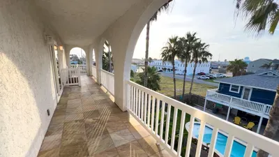 Fun Retro Island Vibe * Sleeps 17 * Beach 1 block - image 161 of 190