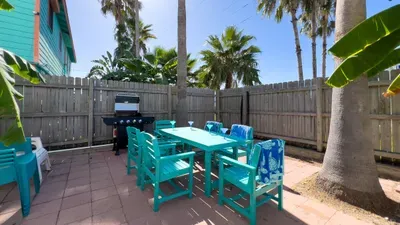 Fun Retro Island Vibe * Sleeps 17 * Beach 1 block - image 175 of 190