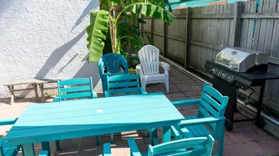 Fun Retro Island Vibe * Sleeps 17 * Beach 1 block - image 171 of 190