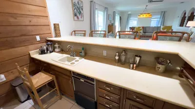 Fun Retro Island Vibe * Sleeps 17 * Beach 1 block - image 72 of 190