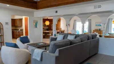 Fun Retro Island Vibe * Sleeps 17 * Beach 1 block - image 22 of 190