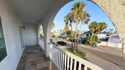 Fun Retro Island Vibe * Sleeps 17 * Beach 1 block - image 154 of 190