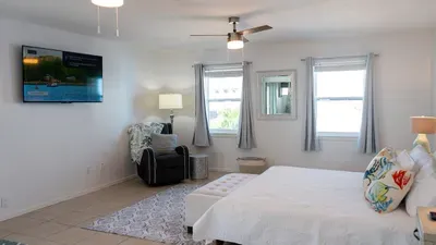 Fun Retro Island Vibe * Sleeps 17 * Beach 1 block - image 102 of 190
