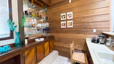 Fun Retro Island Vibe * Sleeps 17 * Beach 1 block - image 71 of 190
