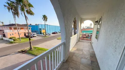 Fun Retro Island Vibe * Sleeps 17 * Beach 1 block - image 152 of 190