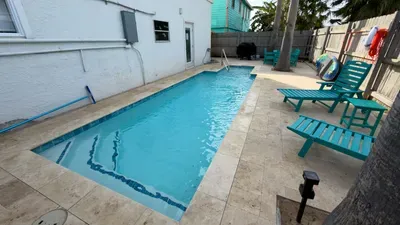 Fun Retro Island Vibe * Sleeps 17 * Beach 1 block - image 187 of 190