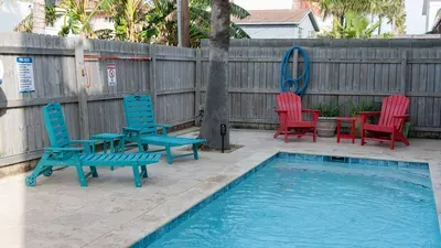 Fun Retro Island Vibe * Sleeps 17 * Beach 1 block - image 186 of 190