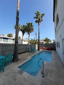 Fun Retro Island Vibe * Sleeps 17 * Beach 1 block - image 189 of 190