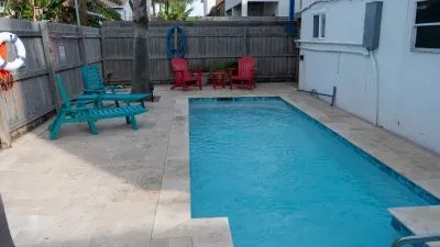 Fun Retro Island Vibe * Sleeps 17 * Beach 1 block - image 182 of 190
