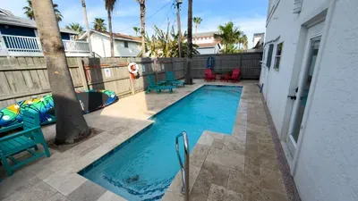 Fun Retro Island Vibe * Sleeps 17 * Beach 1 block - image 188 of 190