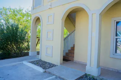 " Oversized 2 Bedroom " Modern " Pool Near Beach - image 15 of 80