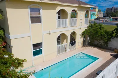 " Oversized 2 Bedroom " Modern " Pool Near Beach - image 51 of 80