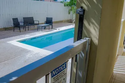 " Oversized 2 Bedroom " Modern " Pool Near Beach - image 44 of 80
