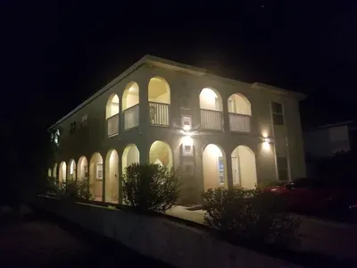 Building at night is well lit.  Units are 50 yards to Kelly's Irish Pub that serves food till midnight and 1 block to public beach access points definitely walkable