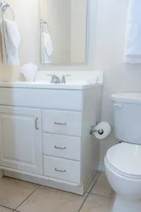 " Oversized 2 Bedroom " Modern " Pool Near Beach - image 33 of 80