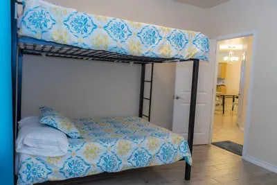 " Oversized 2 Bedroom " Modern " Pool Near Beach - image 30 of 80