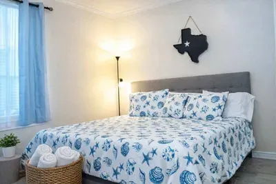 Coastal Retreat | Comfy Bed | Texas Charm | Natural Light | Walk to Beach