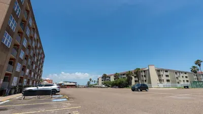 1BR SpaceX Views, Olympic Pool, Beach Access SPI - image 89 of 93