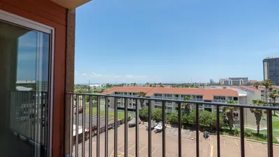 1BR SpaceX Views, Olympic Pool, Beach Access SPI - image 73 of 93