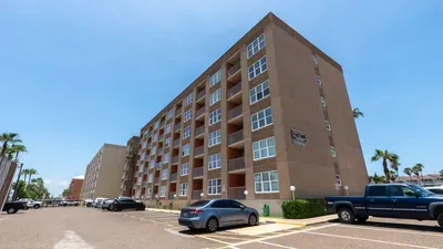 1BR SpaceX Views, Olympic Pool, Beach Access SPI - image 92 of 93