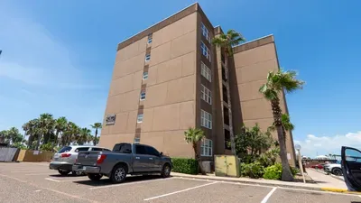 1BR SpaceX Views, Olympic Pool, Beach Access SPI - image 16 of 93