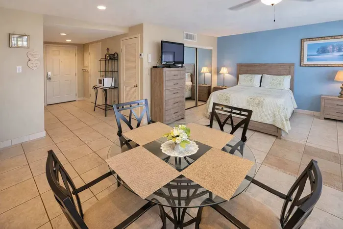 Cozy Studio Near Beach | Full Kitchen | Smart TV | Fast WiFi | Dining Area | Free Parking | Walk to Shops & Restaurants | Ideal for Couples or Solo Travelers