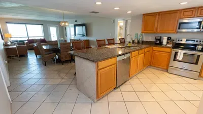 Direct Beachfront 3BR - 3 Pools & 3 Jacuzzis - image 12 of 194