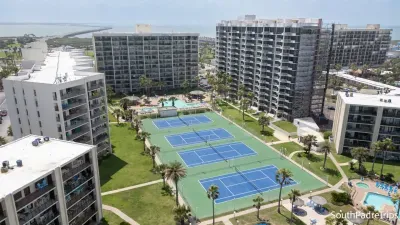 Direct Beachfront 3BR - 3 Pools & 3 Jacuzzis - image 186 of 194