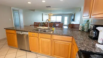 Direct Beachfront 3BR - 3 Pools & 3 Jacuzzis - image 17 of 194