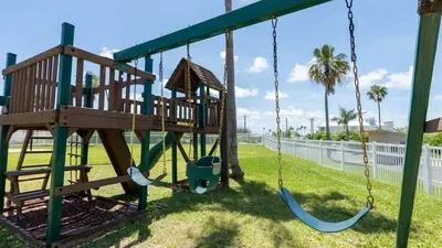 Family Condo - Pool, Jacuzzi & BBQ - Walk to Beach - image 166 of 194