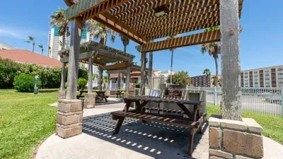 Family Condo - Pool, Jacuzzi & BBQ - Walk to Beach - image 132 of 194