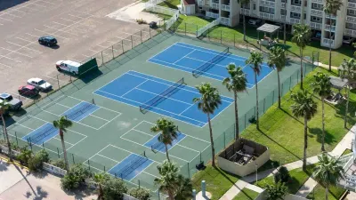 Family Condo - Pool, Jacuzzi & BBQ - Walk to Beach - image 13 of 194