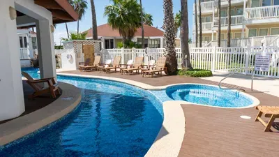Family Condo - Pool, Jacuzzi & BBQ - Walk to Beach - image 102 of 194